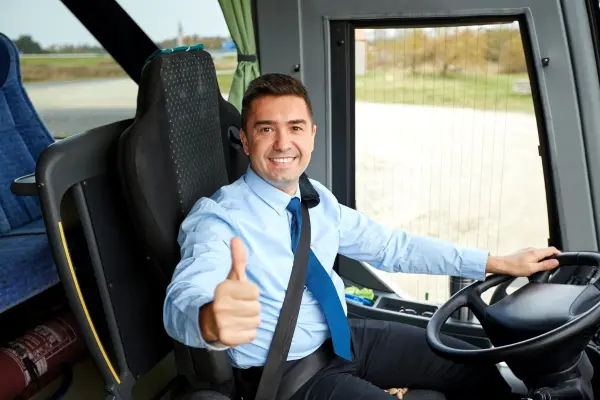 Motorista profissional com CNH Categoria D dirigindo ônibus
