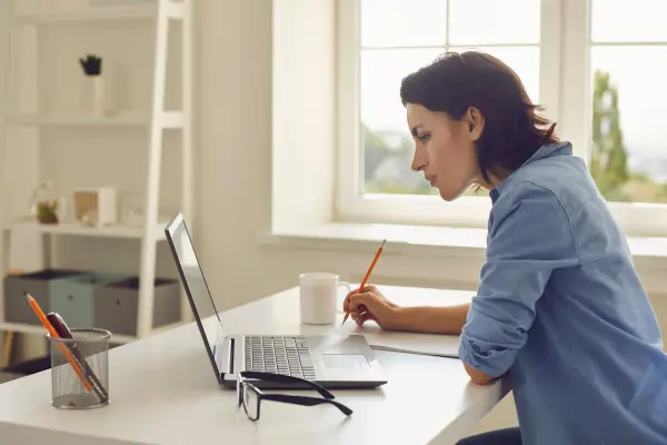 Motorista estudando para reciclagem de CNH em curso online