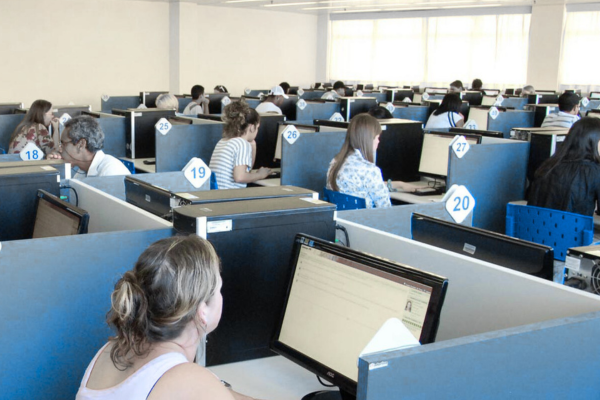 Estudante realizando simulado com perguntas difíceis CNH